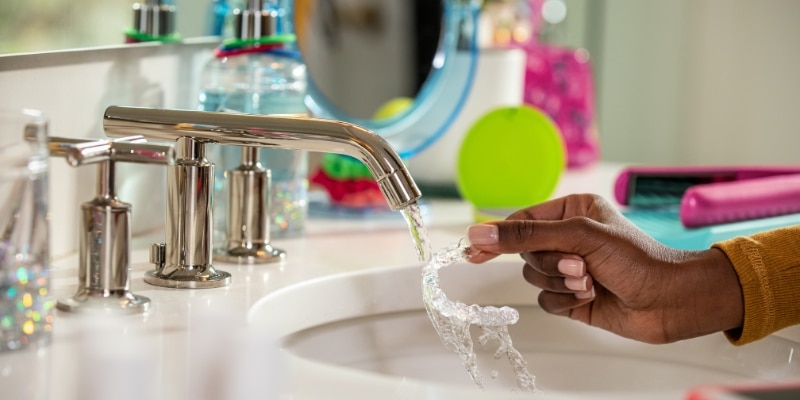 Girl cleaning Invisalign